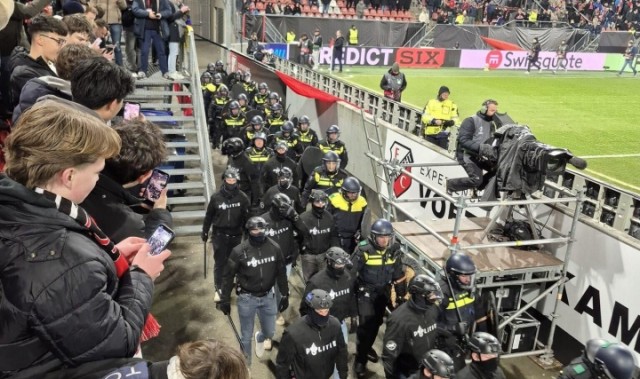 leyu-安保全副武装上阵！乌德勒支vs亨克因客队看台出现安全状况推迟