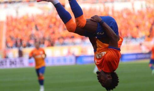 官方网址-近7战仅1胜的泰山靠1人止住颓势 小摩托独造3球