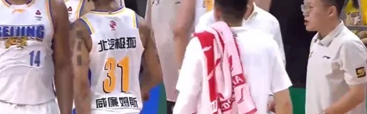 CBA常规赛：北京三节75-72领先广东，胡明轩20分&amp;amp;周琦11分