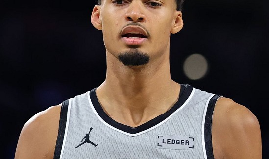 亚历山大34+5+5被批胜之不武，文班亚马历史第二人，雷霆复仇马刺